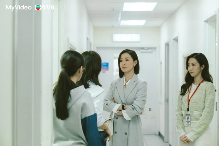 佘詩曼（中）職場內鬥展教科書級別演技。 MyVideo／TVB提供