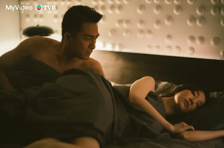 《新聞女王》飾演黃金時段主播「梁景仁」的馬國明（左） ，與飾演晚間主播「徐曉薇」的何依婷有激情戲。MyVideo／TVB提供