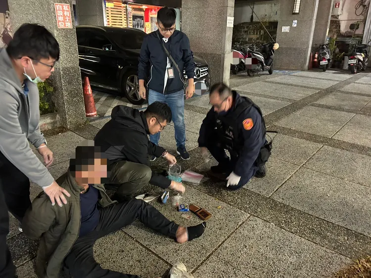 員警當街壓制犯嫌後當場起出槍枝及毒品。 翻攝畫面
