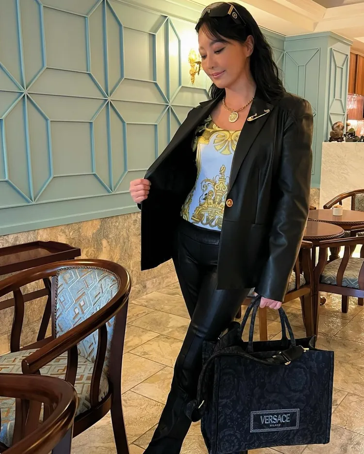 關穎以一身皮衣套裝的辣媽形象搭配Athena托特包。品牌提供