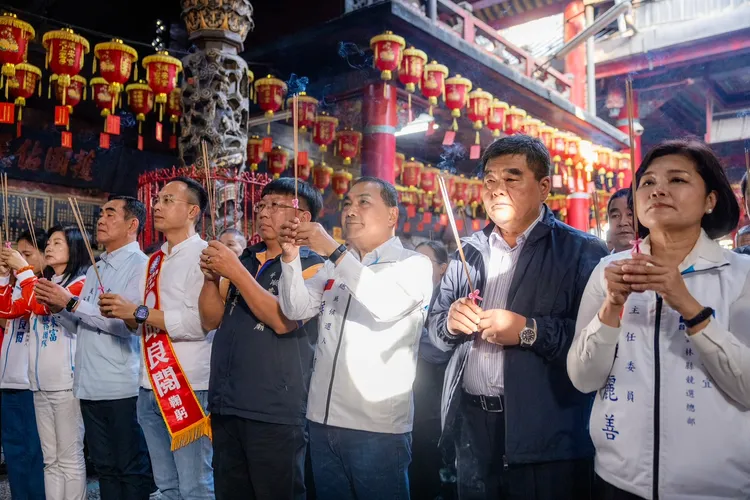 張榮味、張麗善兄妹與侯友宜一同參拜。侯友宜競總提供