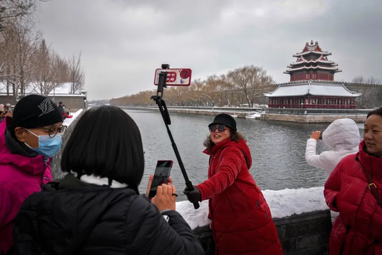 北京大媽不畏風雪，照樣出遊自拍。美聯社