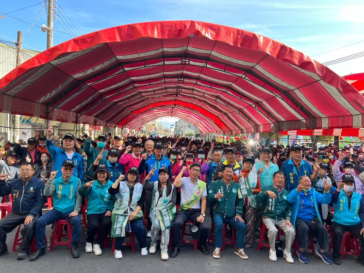 鍾佳濱猛批侯友宜99間出租學生宿舍漲價、柯文哲投資農地當停車場，這才是「夭壽」。鍾佳濱總部提供