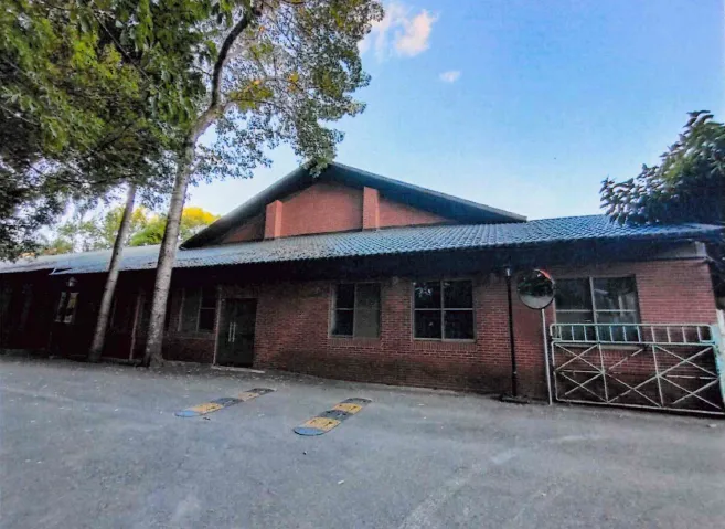 學生們在三棟無照日式平房教室上課。翻攝自Google街景服務。