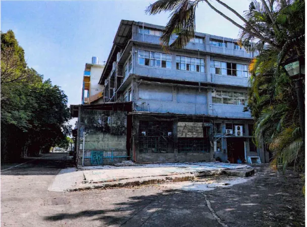 綜合大樓不但無照鐵皮屋頂，還一度出租給製毒集團使直到爆炸起火才被發現。翻攝自Google街景服務。