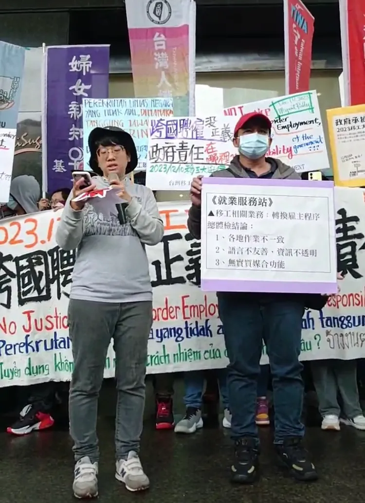 台灣國際勞工協會專員翁倩文說明就業服務站的缺失。取自TIWA台灣國際勞工協會臉書
