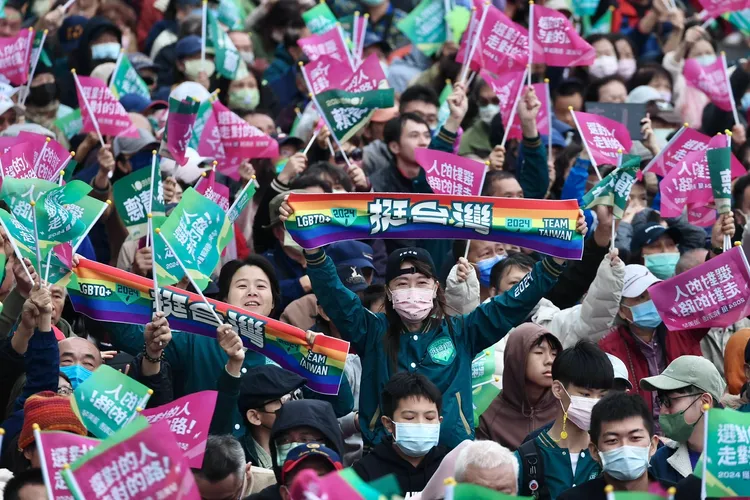 支持者高舉彩虹版挺台灣毛巾。林林攝