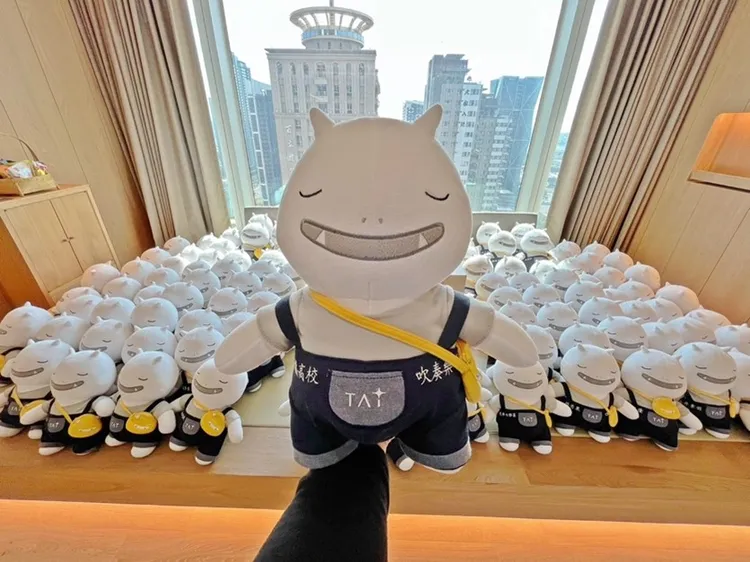 承億酒店準備繡有每一位橘高校表演者學生姓名的飯店吉祥物娃娃。承億提供