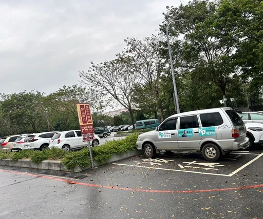 柯文哲宣傳車停「接體」位!議員轟:慣性違規 網友:我們懷念他