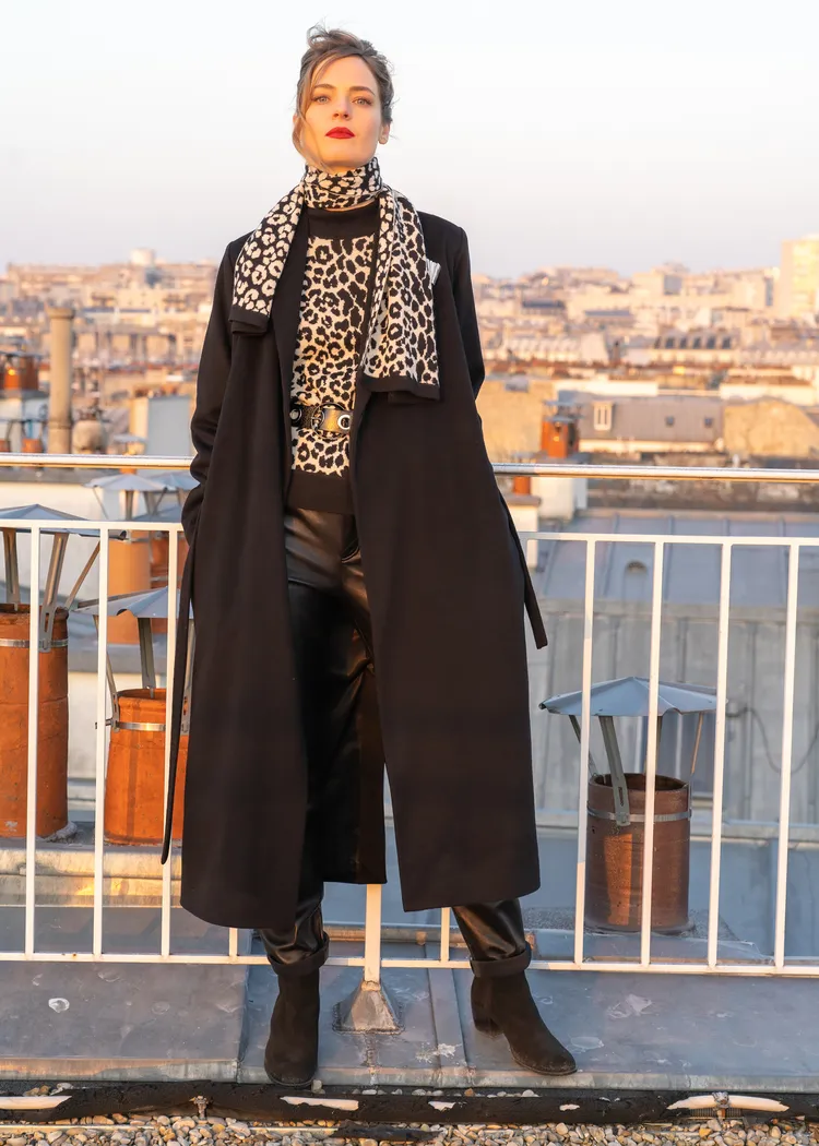 運用動物紋上衣搭配素面黑色皮褲平衡視覺焦點。品牌提供