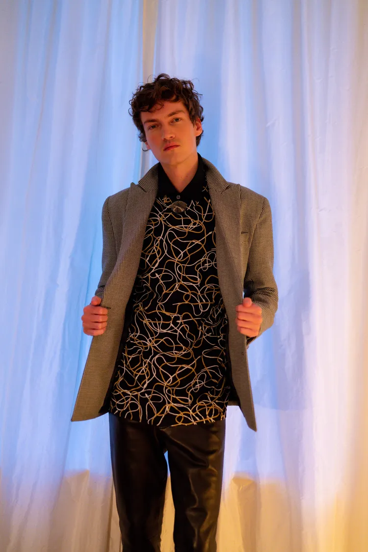 金屬光澤是派對穿搭的靈魂元素。品牌提供