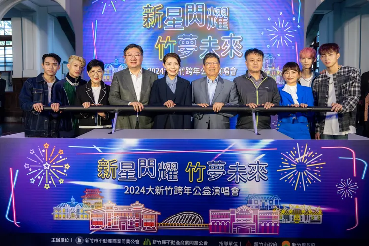 卡司之一的台語天后張涵雅（右3）及人氣男團Saturnday今天在記者會上演出。翻攝畫面