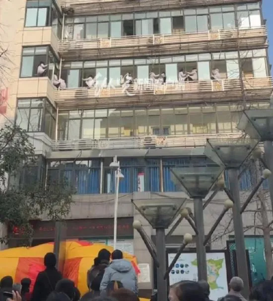 地面已經鋪上氣墊。翻攝微博