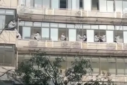 四川10餘醫護危坐窗邊 官否認為討薪、網友譏「難道擦玻璃」