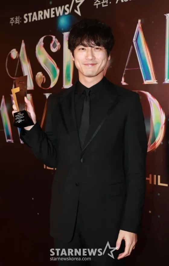 坂口健太郎飛到菲律賓領獎，以韓文發表感言。翻攝STARNEWS