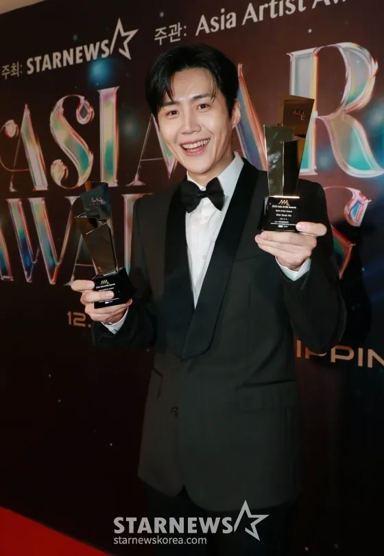 金宣虎雙手拿著獎座，滿載而歸。翻攝STARNEWS