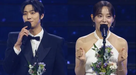 安孝燮（左圖）、金世正獲頒最佳演員一起上台發表感言，《社內相親》CP合體嗨翻粉絲。翻攝Weverse