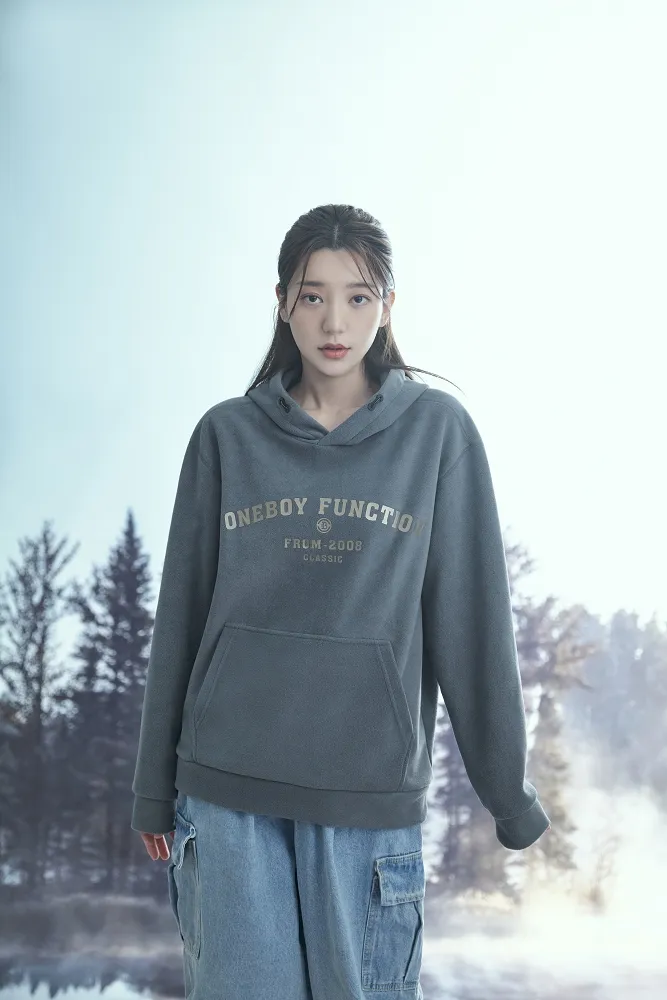 ONE BOY蓄熱科技保暖防風厚搖粒絨帽T。