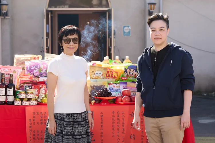 張艾嘉（左）和導演黃熙參加開鏡儀式。三樂電影製作有限公司提供