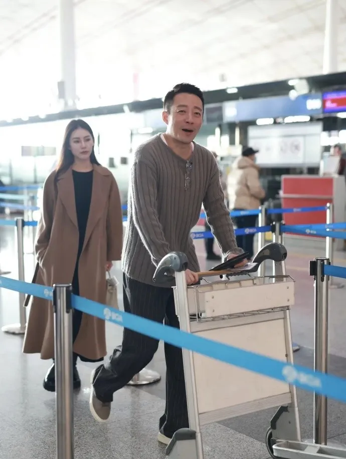 汪小菲桃花旺，身邊美女相隨。翻攝芒果撈小萌主微博