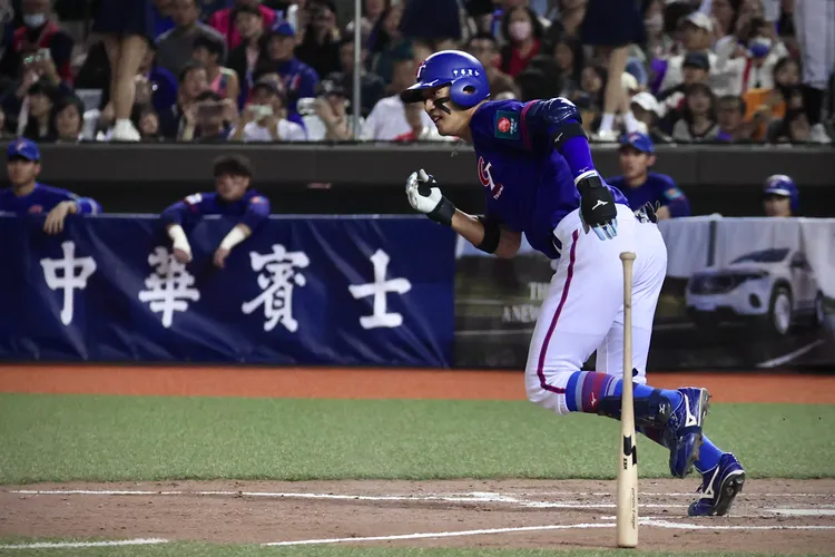 一壘手拿莫．伊漾。林林攝