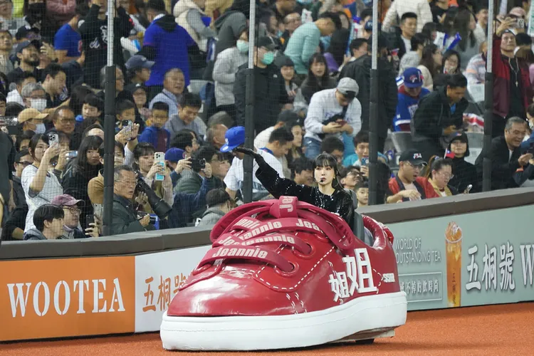 姐姐戰車造型卡娃伊。中央社