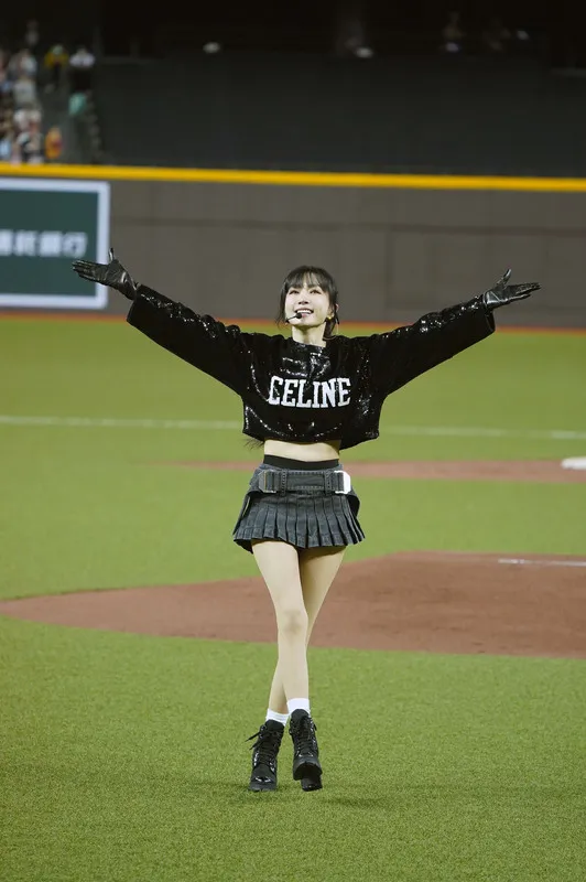 謝金燕露小蠻腰炒熱氣氛。中央社