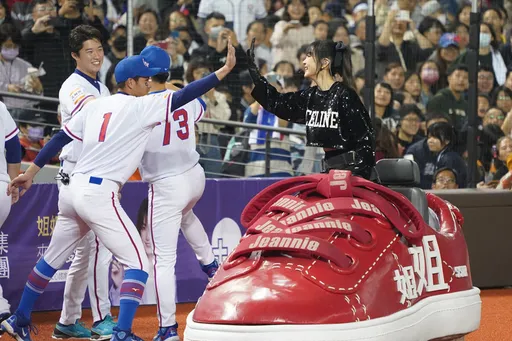 謝金燕開「姐姐戰車」飆進大巨蛋!中空裝應援中華隊吃泡菜