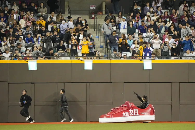 謝金燕親切繞場。中央社