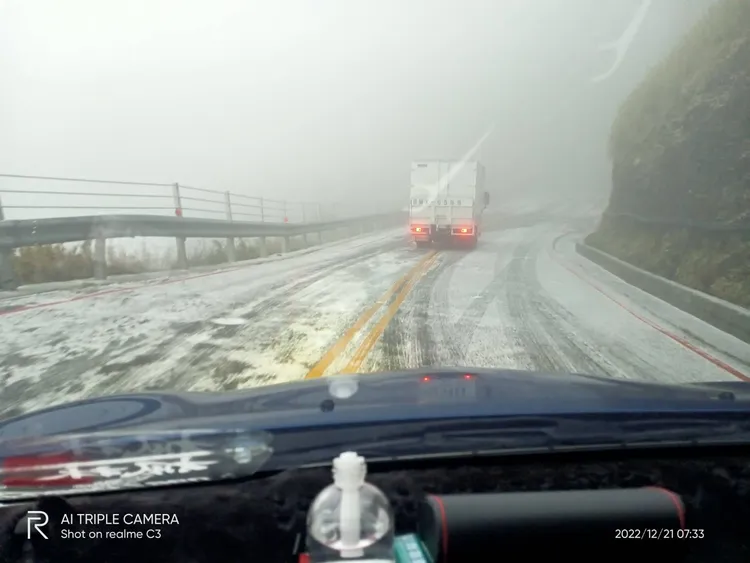 合歡山路段在寒流來襲期間容易結冰，甚至下雪，公路不排除限車輛加裝雪鍊才能通行。資料照片