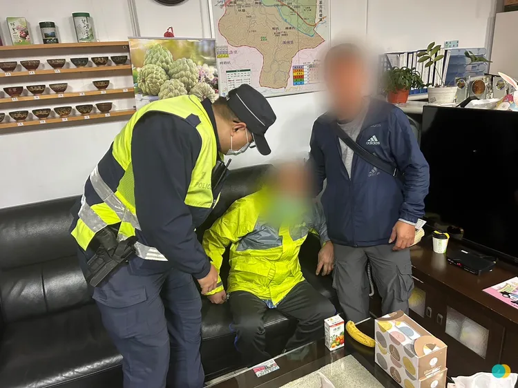 警方先讓老翁來派出所休息。翻攝畫面