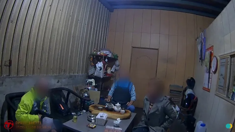 警方後續通知老翁親友將他帶回。翻攝畫面