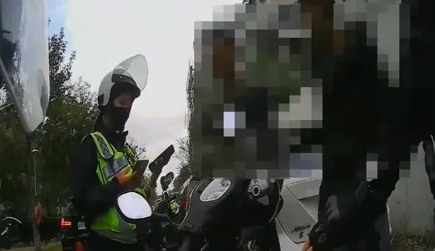 警方以警用PDA查詢，確認洪男為通緝犯。民眾提供