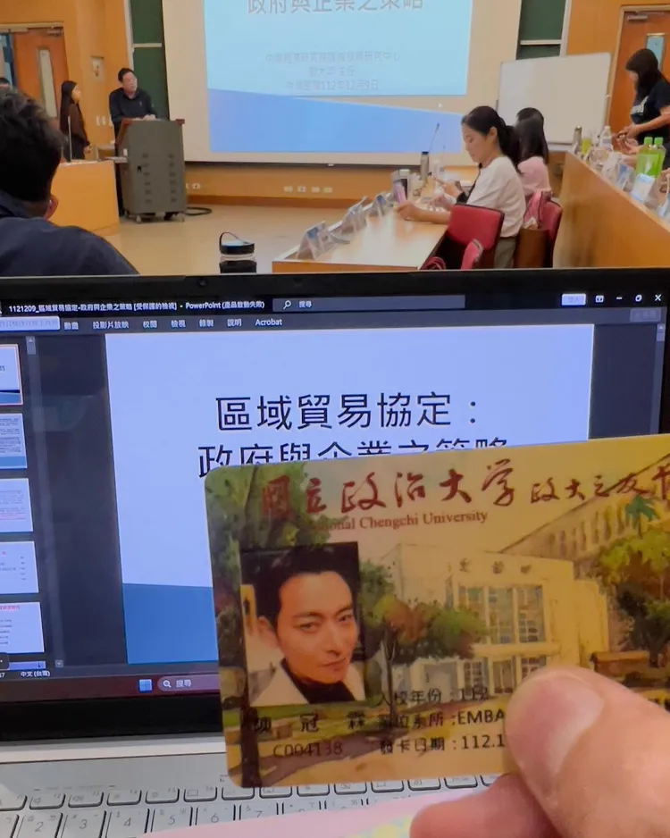 陳冠霖PO出上課狀況及學生證。翻攝自陳冠霖IG