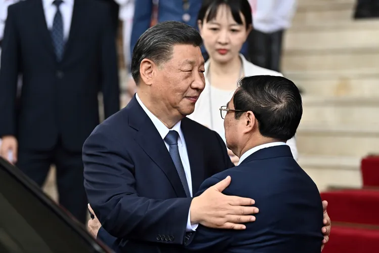 中國國家主席習近平（左）13日訪問越南，與范明正擁抱致意。美聯社