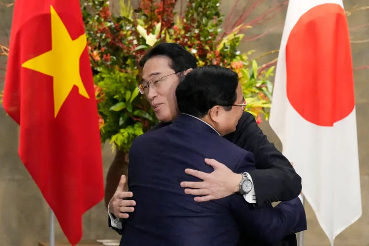 越南總理范明正（背對鏡頭）訪日，與日相岸田文雄擁抱。美聯社