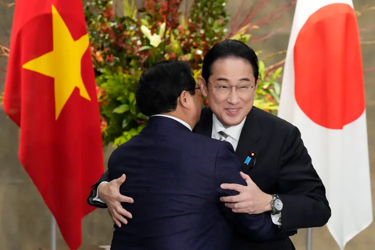 日相岸田文雄（右）熱烈歡迎越南總理范明正到訪。美聯社