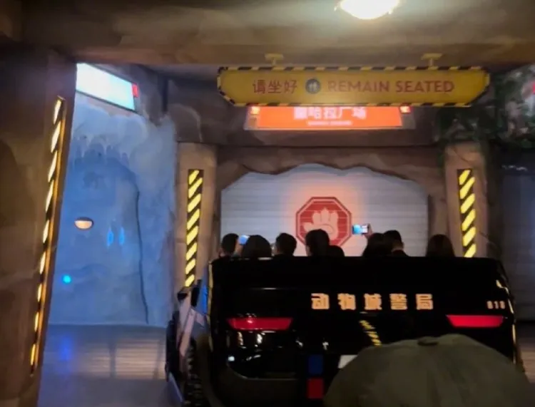 「動物方城市」園區「熱力追蹤」遊客須坐在警車上體驗遊戲過程。取自微博