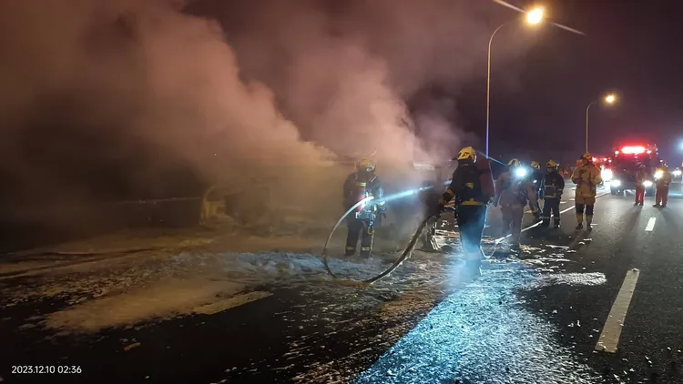 小貨車游姓女駕駛即時逃出車外，全身多處挫傷送醫治療。民眾提供
