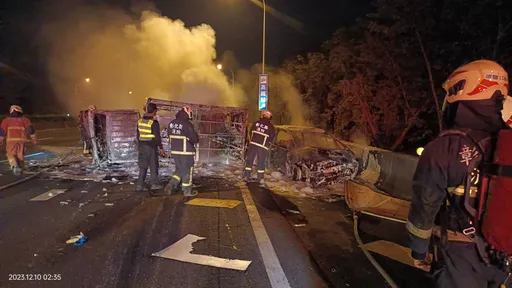 國1彰化路段自小客撞翻小貨車　2車燒成骨架釀1傷