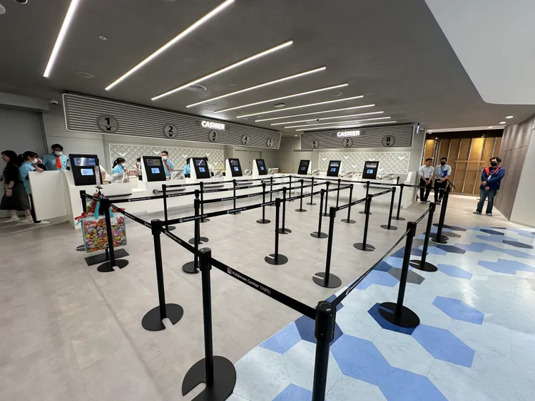 寶可夢中心台北設有8個結帳櫃檯。陳怡文攝