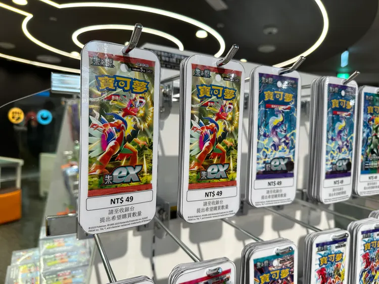 觀察現場最低價為49元的集換式卡牌遊戲朱&紫系列隨機收入5張的擴充包。陳怡文攝