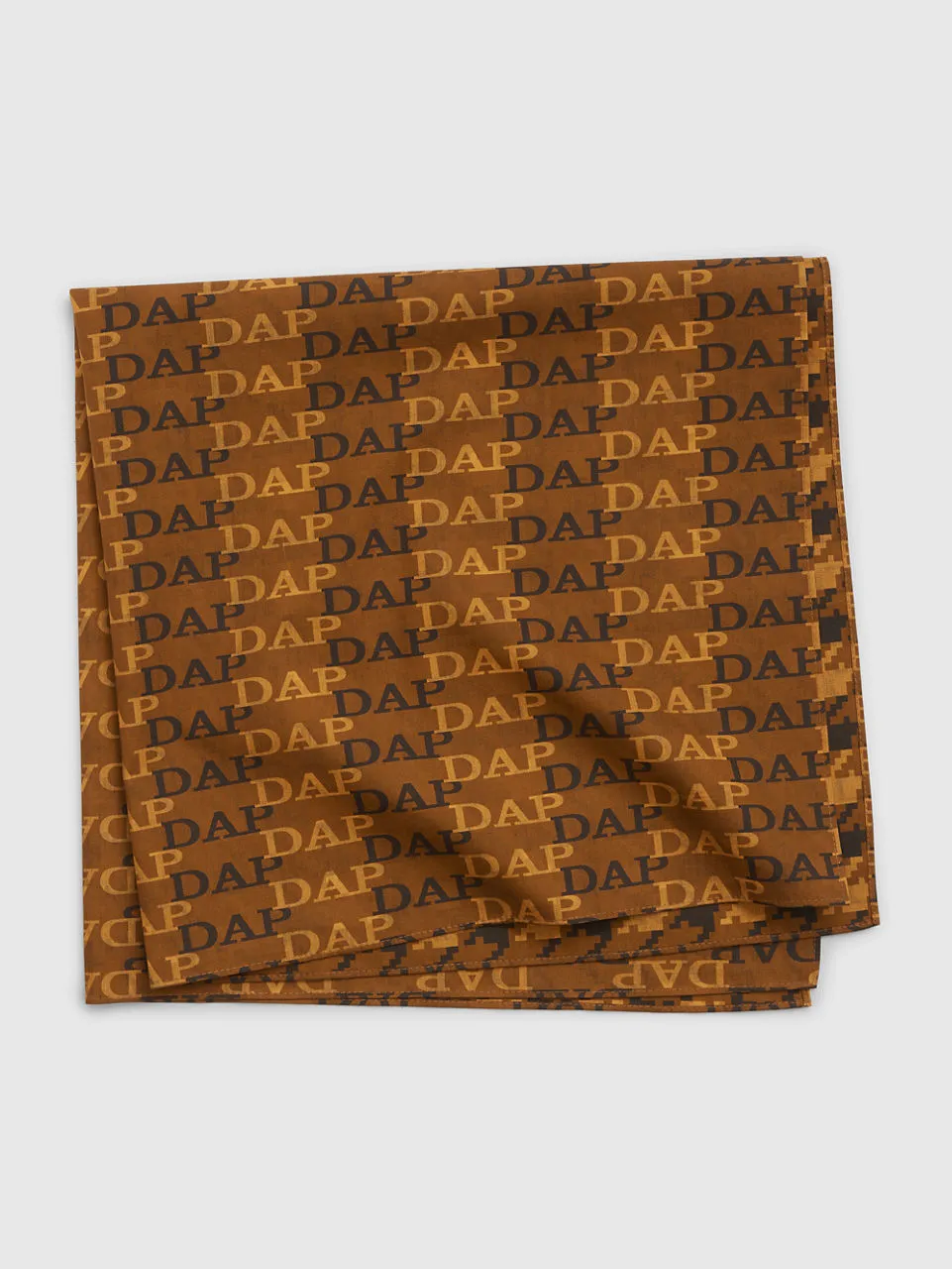 DAP Logo方巾,999元。品牌提供