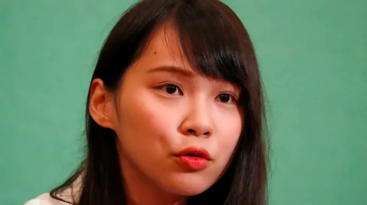 周庭拿護照離香港有條件 到深圳參觀改革展拍「愛國」照|壹蘋新聞網
