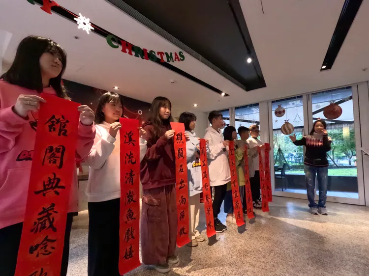 宜萱新住民兒少歌仔戲劇團報佳音，帶來七字言歌仔戲，打造宜蘭味十足的聖誕節。業者提供