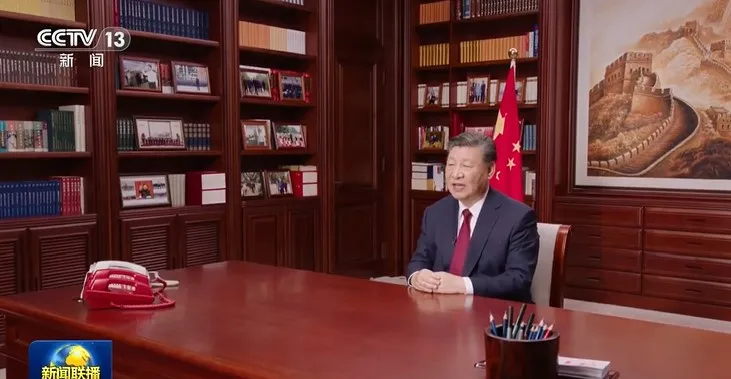 習近平在辦公室錄製2024年新年賀詞。翻攝中國央視