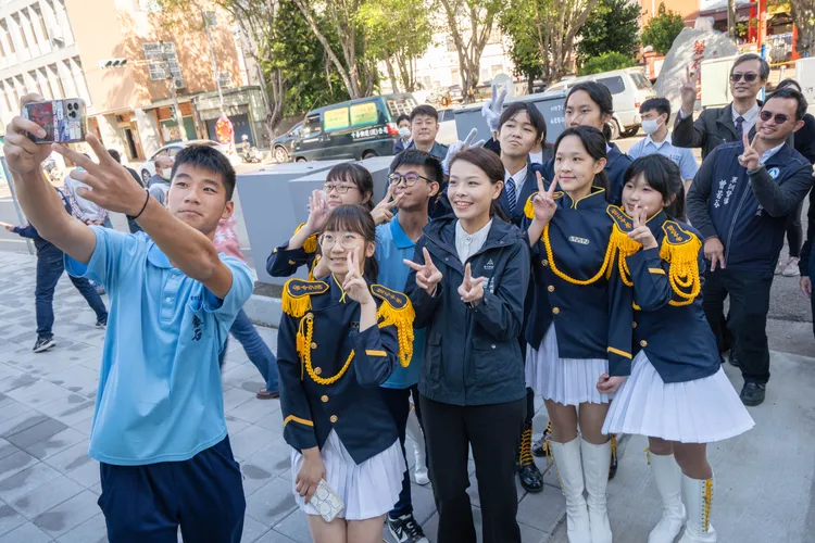 高虹安與磐石中學學生自拍。新竹市府提供