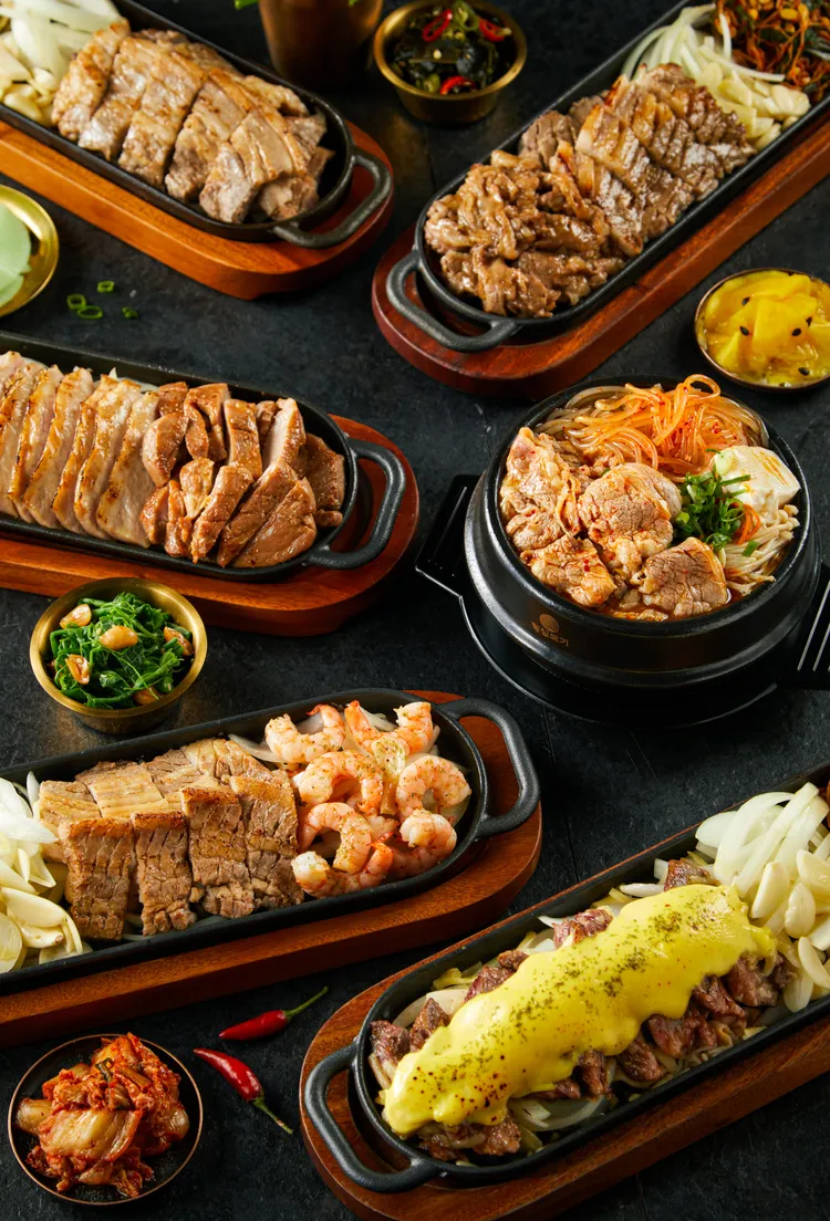 八色烤肉mini最受歡迎的暢銷五大套餐分別依序為「八色牛豬雙拼」、「八色海陸雙饗」、「人氣火烤雙豬」、「炙燒起司絲醬醃牛肋條」到「辣味水烤牛肉鍋」。業者提供