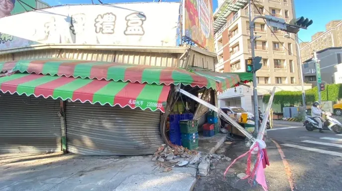 藍寶堅尼過彎衝撞水果店，店家「歪腰」。翻攝《記者爆料網》