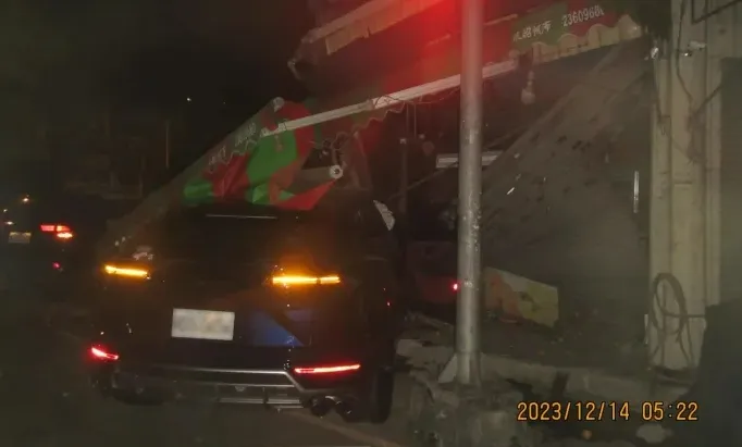 藍寶堅尼過彎衝撞水果店。翻攝《記者爆料網》